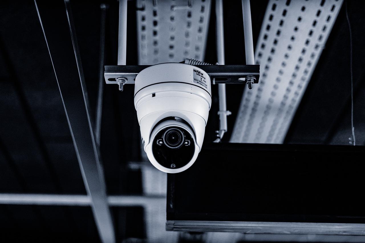 Kamerové systémy představují klíčový prvek moderní bezpečnostní infrastruktury. Ať už jde o komerční prostory, domovní komplexy nebo veřejná místa, naše firma nabízí špičková řešení v oblasti sledování a zabezpečení. S využitím nejnovějších technologií a profesionální instalace poskytujeme systémy, které nejen monitorují, ale také pomáhají předcházet potenciálním rizikům a nebezpečím.